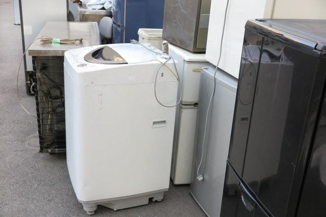 不用品回収された家電や家具の中にある洗濯機